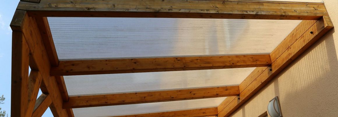 Vordach aus Holz mit Plexiglasscheiben